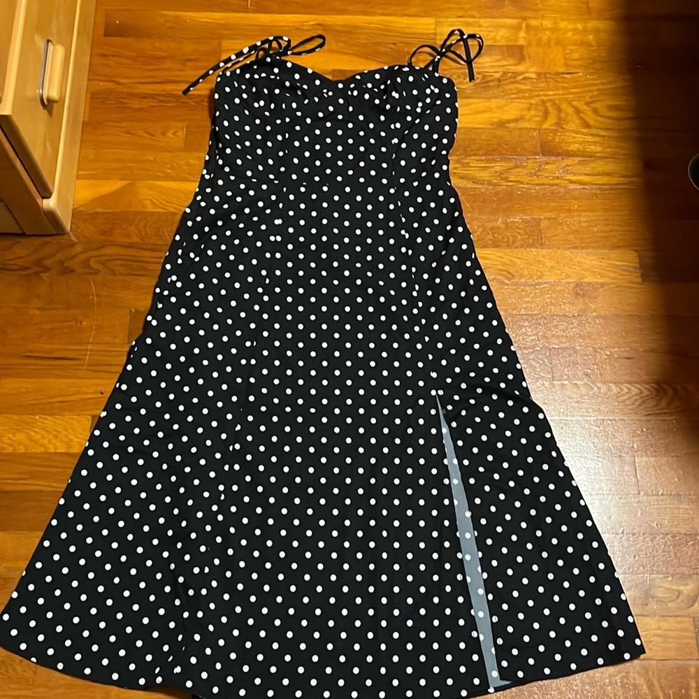 XL dress polka dot black&white. Tie top straps,side slit. Washable. Elastic back